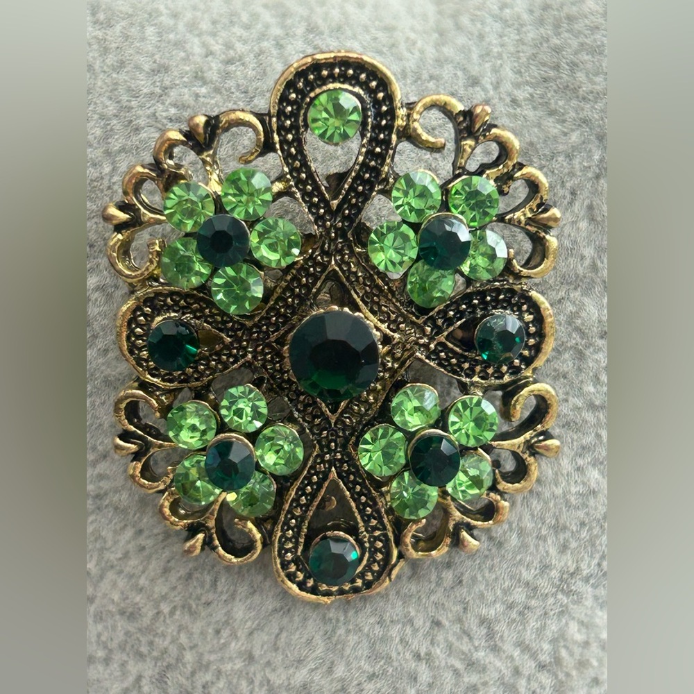Green Rhinestone Filigree Brooch – Antique Gold Tone